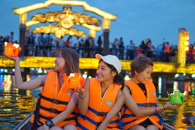 Coconut Basket boat, City tour, Boat ride, Night market from DN - Browsing Hoi An Night Market