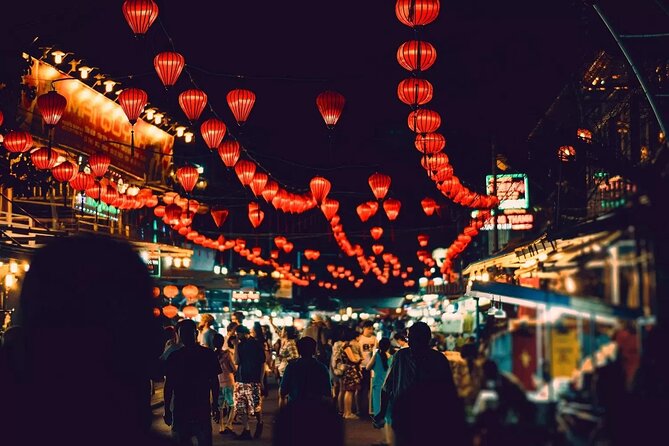 Da Nang By Night: Seafood dinner, night market and cruise trip - Bargaining at the Da Nang night market