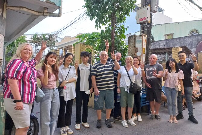 Da Nang By Night: Seafood dinner, night market and cruise trip - Guides who add local context