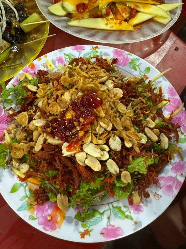 Da Nang City Street Food Private Tour With Local Students - Two ways to eat: restaurants or street vendors
