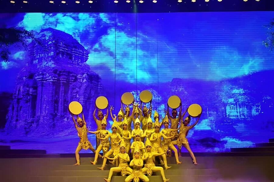 Da Nang: Da Nang Charming show ticket - Ao Dai, Non La, and the visual side of Vietnam