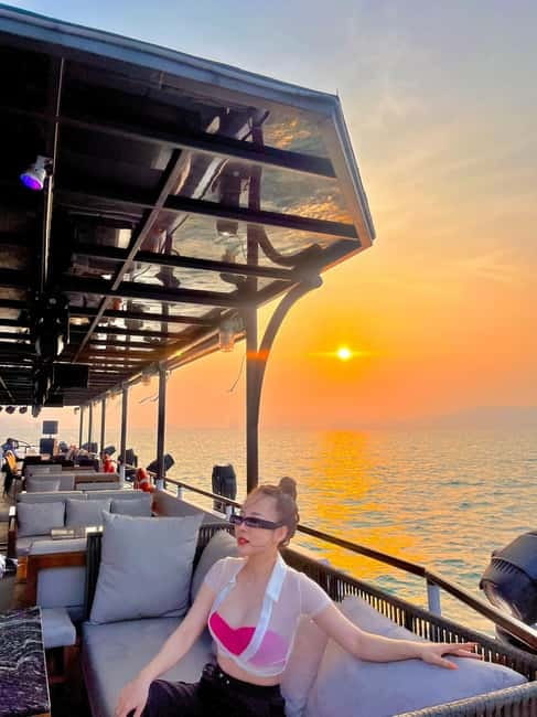 Da Nang: Experience a Magical Sunset Dinner Cruise in DN Bay - Apsara dance and music on deck