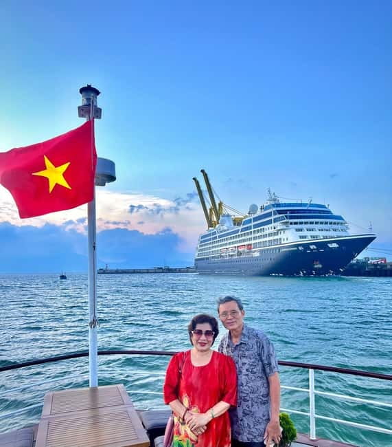 Da Nang: Experience a Magical Sunset Dinner Cruise in DN Bay - Choosing between 5:30 PM and 8:30 PM
