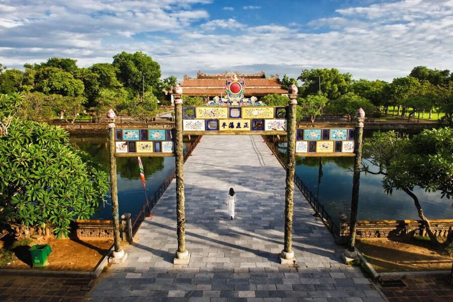 Da Nang: Imperial City of Hue Day Trip with Lunch and Ticket - What the guide adds to a packed day