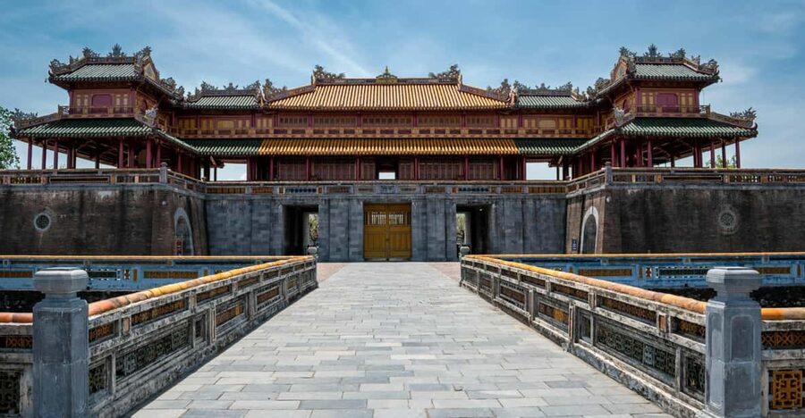 Da Nang: One-Day Hue Discovery with Luxury Private Limousine - Hue lunch with traditional local dishes