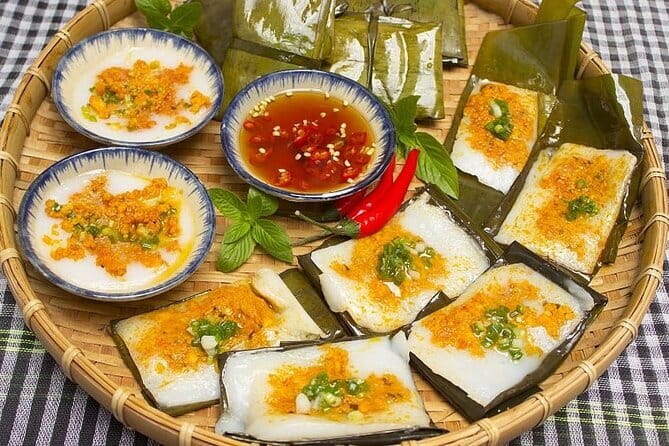 Da Nang Street Food Private Tour With Local Students - Choosing between restaurants and real street stalls