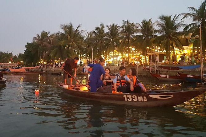 Hoi An Nightlife Tour with Hoi An Ancient Walking Tour, Boat Ride, Night Market - Taking the sampan along the Hoai River