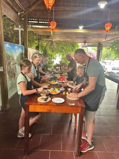 Market Tour, Basket Boat Ride & Cooking Class by Hangcoconut - A cooking class built around four useful dishes