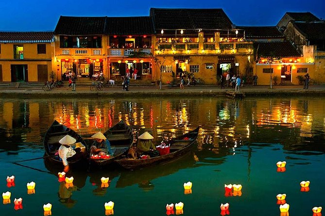 Night Boat Ride in Hoi An- Colourful Lanterns-Pick up at 16:30p.m - The 20-minute sampan ride on the Thu Bon River