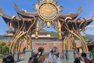 Private car and cable car ticket to the Ba Na hills and Golden Bridge