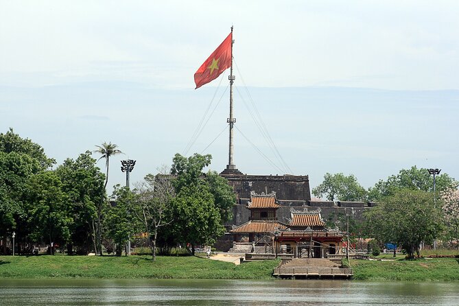 Round Trip: Da Nang/Hoi An – Hue with English-Speaking Driver - Thien Mu Pagoda Above the Perfume River